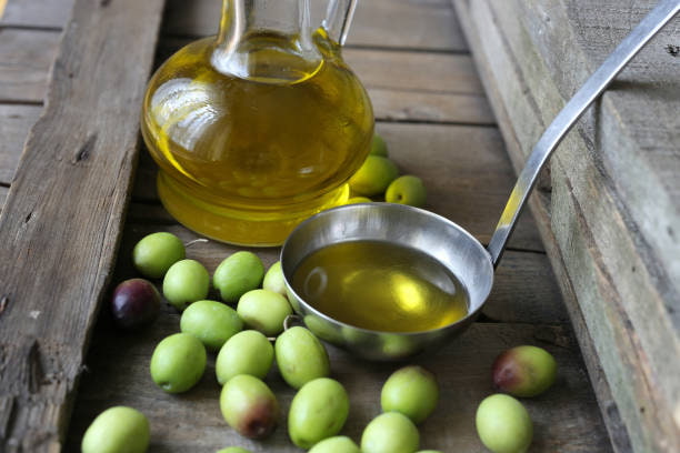 تصویر 2 از روغن زیتون فومنات تهیه‌ شده از زیتون‌ های مرغوب شمال کشور